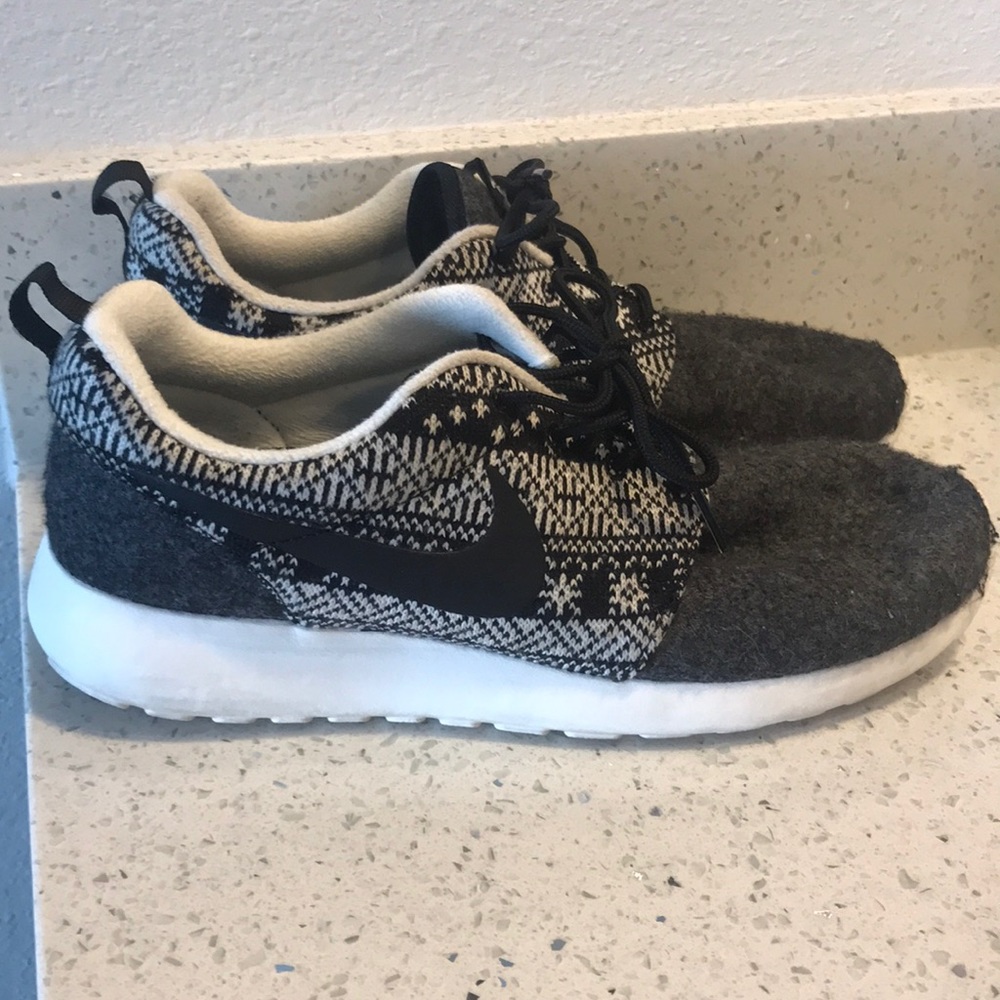 Only worn 3 times Nike women shoes!